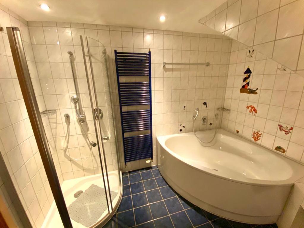 Beautiful Suites In The Center Of ギュータースロー エクステリア 写真